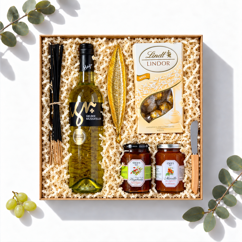 Geschenkbox Aromatische Auszeit mit Hagn Gelber Muskateller Weißwein, Staud's Konfitüre und Lindt Lindor, Ansicht von oben