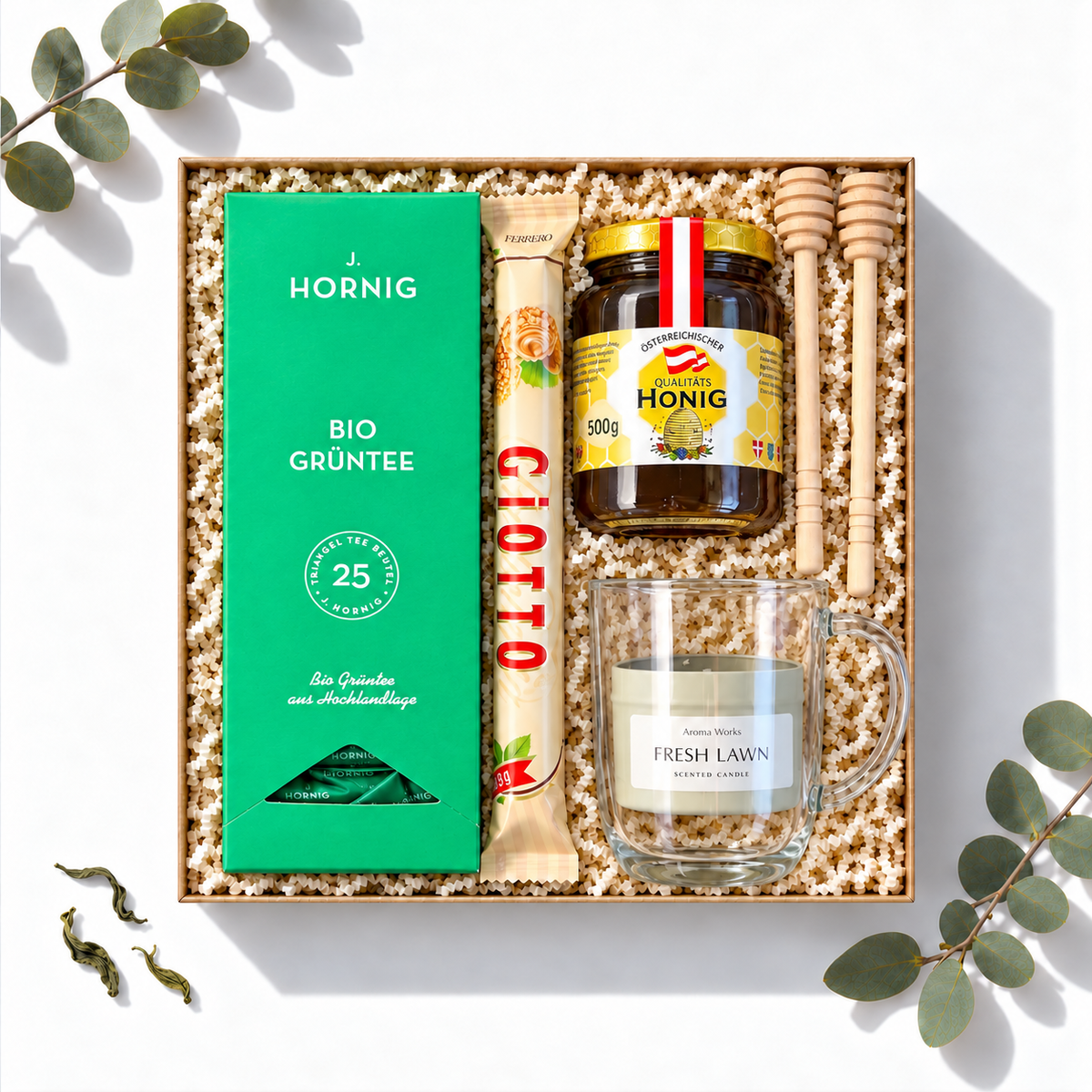 Geschenkbox Goldene Teestunde mit J. Hornig Bio-Grüntee, Honig, Honiglöffel, Glastasse und Giotto, Ansicht von oben