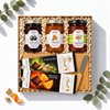 Geschenkbox Gourmet Auszeit mit drei Staud's Konfitüren, Lindt Excellence Schokolade und Holz-Schneidebrett, Ansicht von oben