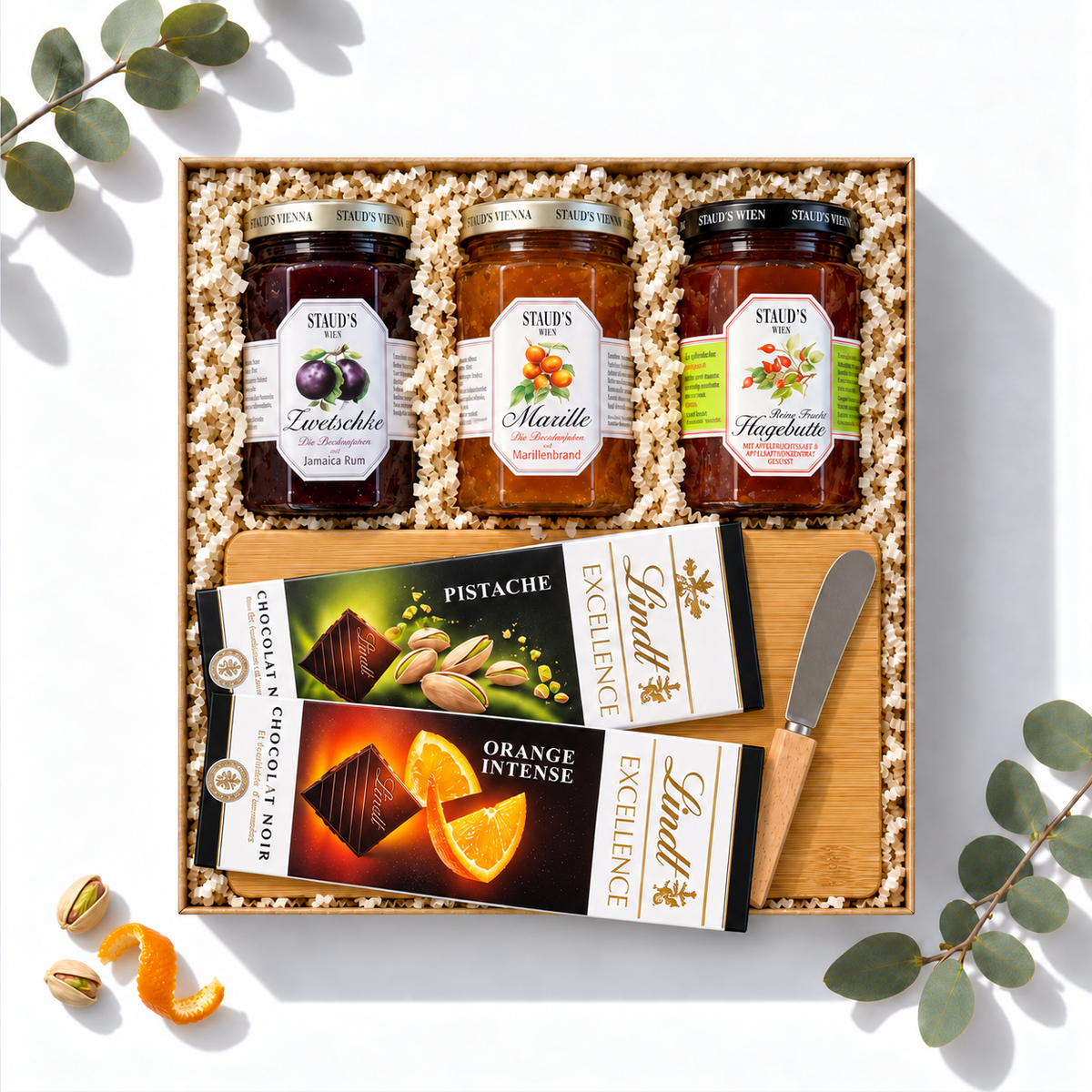 Geschenkbox Gourmet Auszeit mit drei Staud's Konfitüren, Lindt Excellence Schokolade und Holz-Schneidebrett, Ansicht von oben