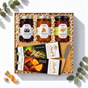 Geschenkbox Gourmet Auszeit mit drei Staud's Konfitüren, Lindt Excellence Schokolade und Holz-Schneidebrett, Ansicht von oben