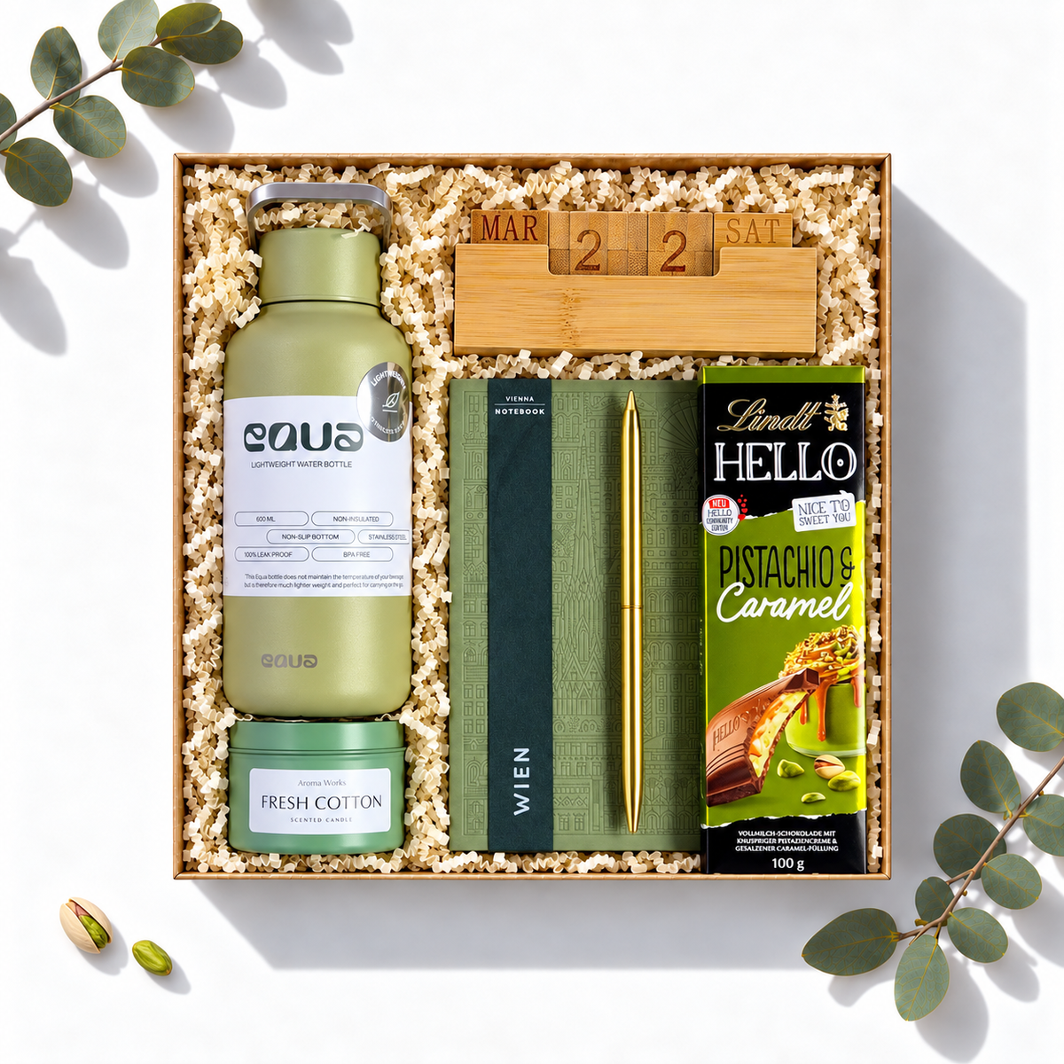Geschenkbox Grüne Inspiration mit Equa Trinkflasche, Notizbuch, Bambuskalender, Kugelschreiber und Lindt Hello, Ansicht von oben