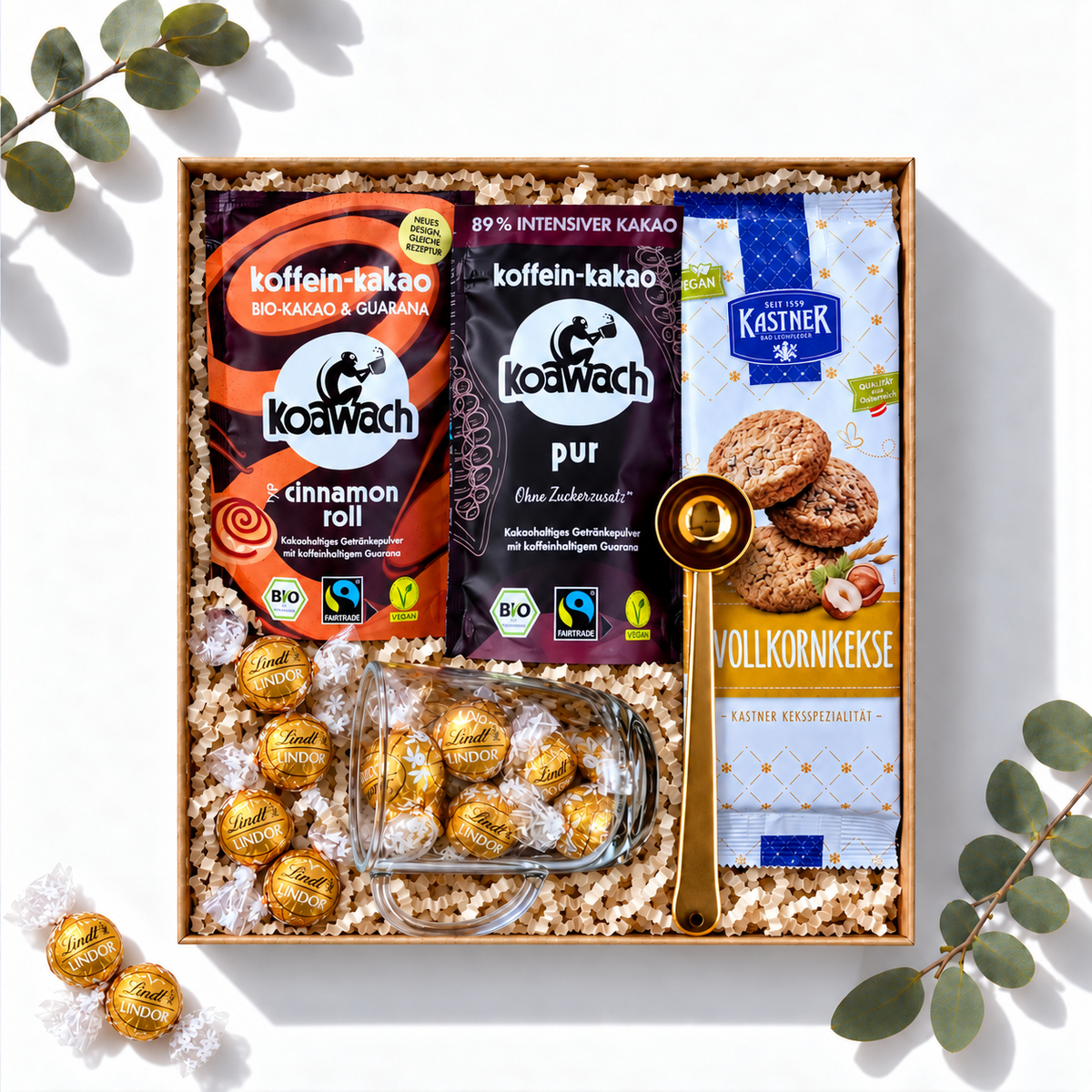 Geschenkbox Kakao & Knusper mit koawach Kakao, Kastner Keksen und weißen Lindt Lindor Kugeln, Ansicht von oben