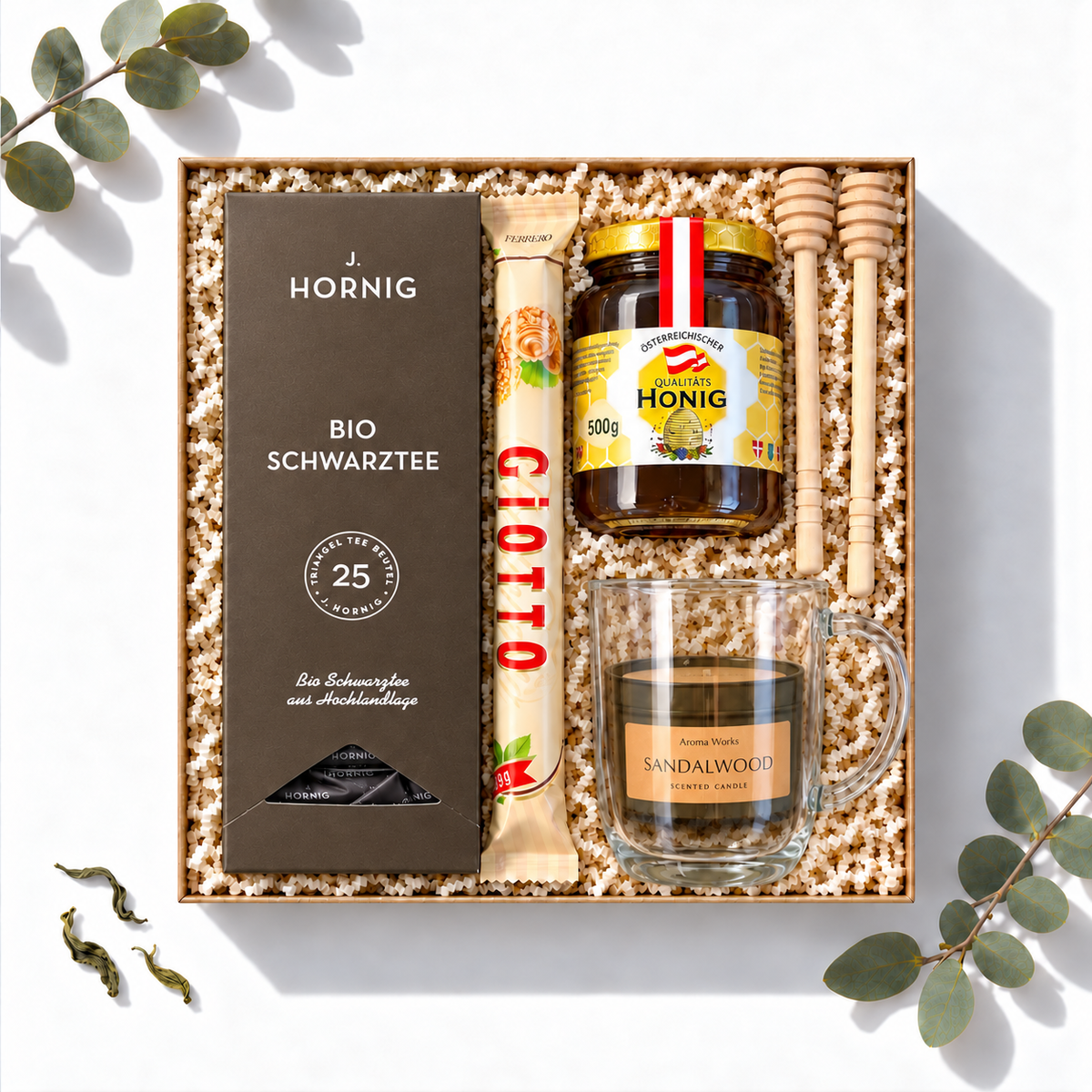 Geschenkbox Klassische Auszeit mit J. Hornig Bio-Schwarztee, Honig, Honiglöffel, Glastasse und Giotto, Ansicht von oben
