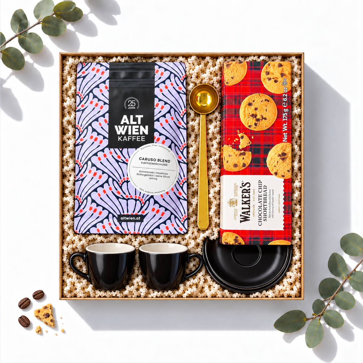Geschenkbox Kräftiger Espresso mit Alt Wien Caruso Kaffee, Walker's Shortbread und zwei Espressotassen, Ansicht von oben