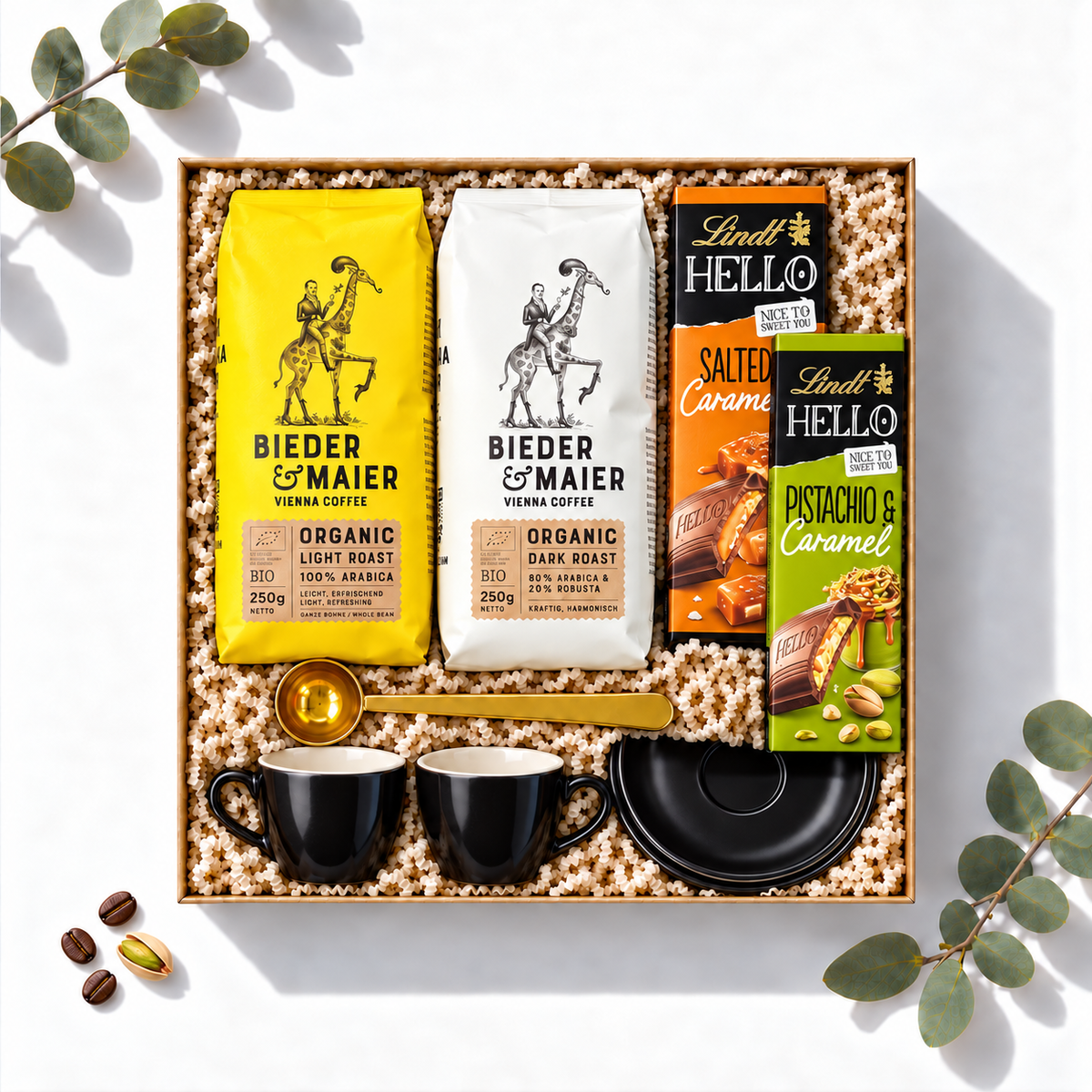 Geschenkbox Modernes Kaffee-Duett mit Bieder & Maier Light und Dark Roast, Lindt Hello und Espressotassen, Ansicht von oben