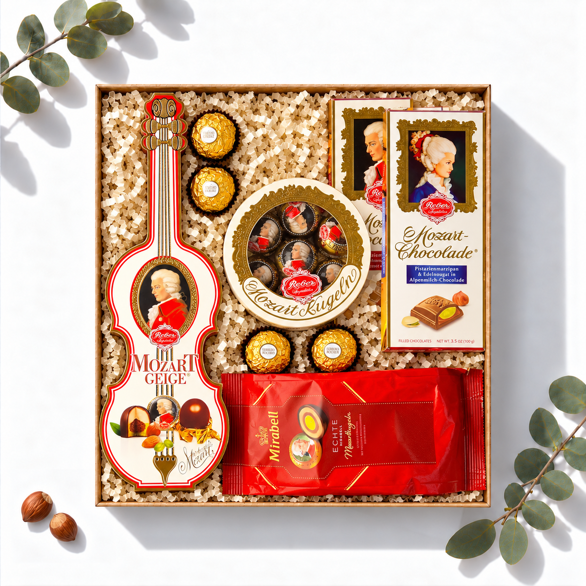 Geschenkbox Mozart Festspiele mit Reber Mozartkugeln in Geigen-Verpackung, Mozart-Chocolade und Mirabell, Ansicht von oben