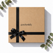 Geschlossene geschenkify Geschenkbox aus Naturkarton mit schwarzer Satinschleife, fertig verpackt als Geschenk