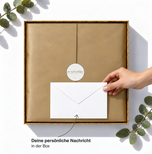 Geöffnete geschenkify Geschenkbox mit Seidenpapier, Siegel-Sticker und weißem Umschlag für deine persönliche Nachricht