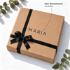Personalisierte Geschenkbox aus Naturkarton mit Wunschname auf dem Deckel und schwarzer Satinschleife