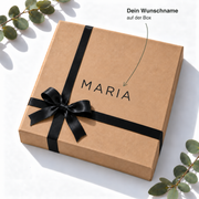 Personalisierte Geschenkbox aus Naturkarton mit Wunschname auf dem Deckel und schwarzer Satinschleife