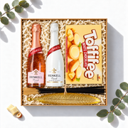 Geschenkbox Prickelnde Entspannung mit zwei Henkell Piccolo Sekt, Toffifee und Räucherstäbchen, Ansicht von oben