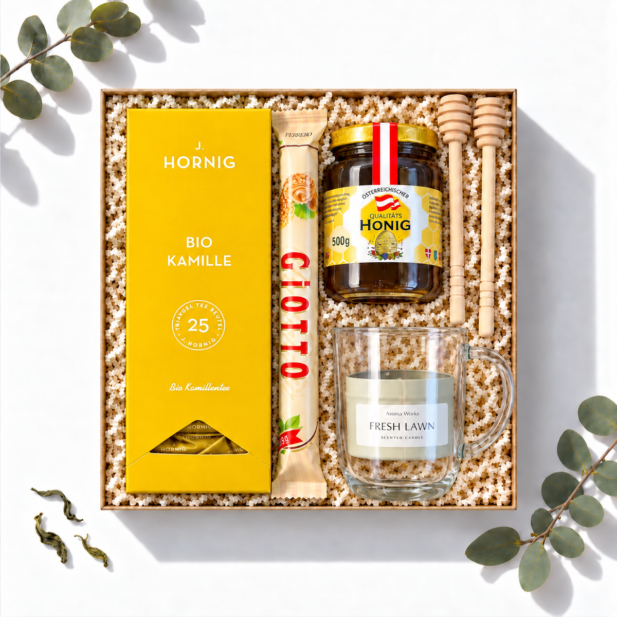 Geschenkbox Sanfte Ruhe mit J. Hornig Bio-Kamillentee, Honig, Honiglöffel, Glastasse und Giotto, Ansicht von oben