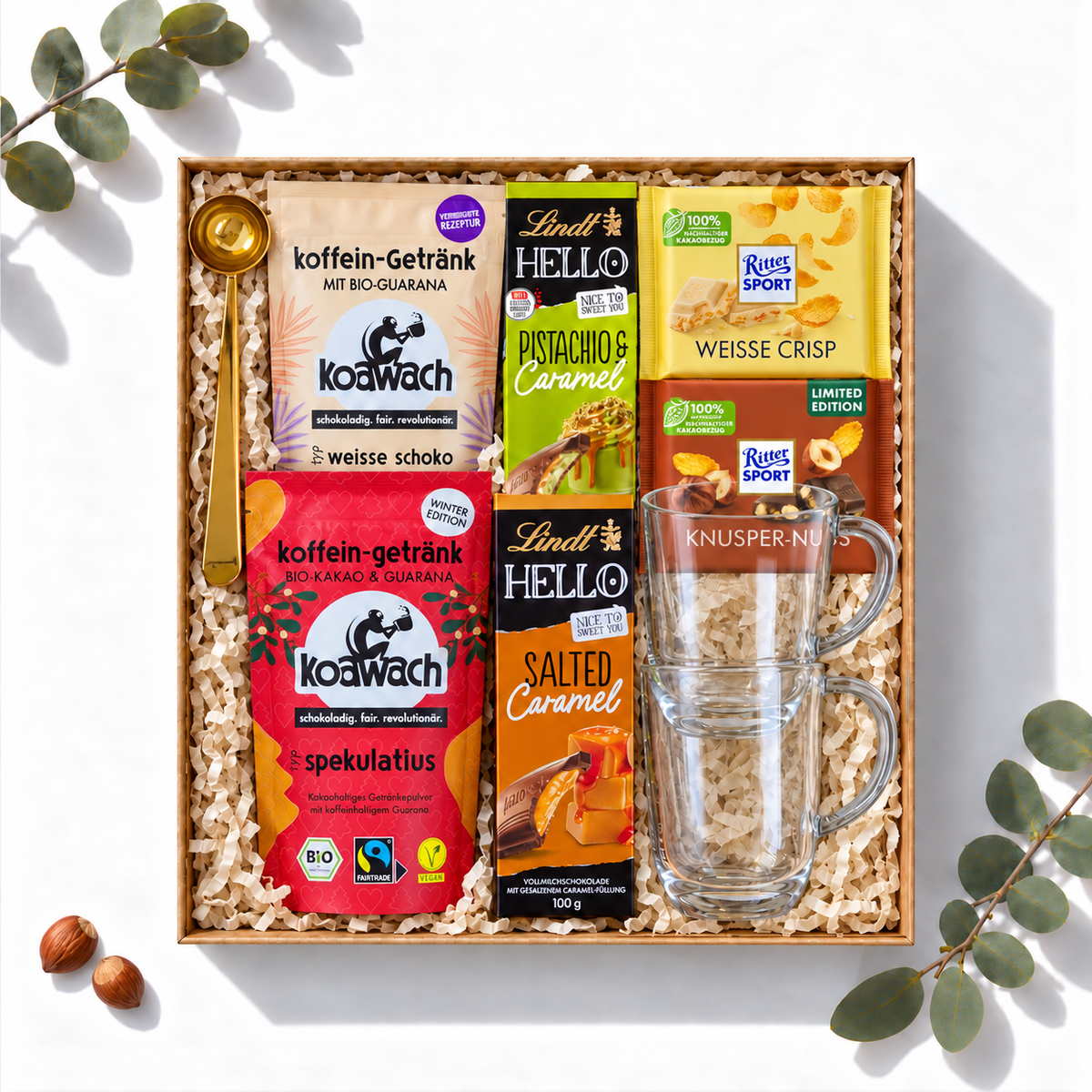 Geschenkbox Süßer Wachmacher mit koawach Kakao, Lindt Hello Schokolade, Ritter Sport und Glastasse, Ansicht von oben