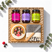 Geschenkbox Süßes Erwachen mit drei Gläsern Staud's Marmelade, Reber Mozartkugeln, Holzbrett und Streichmesser, Ansicht von oben