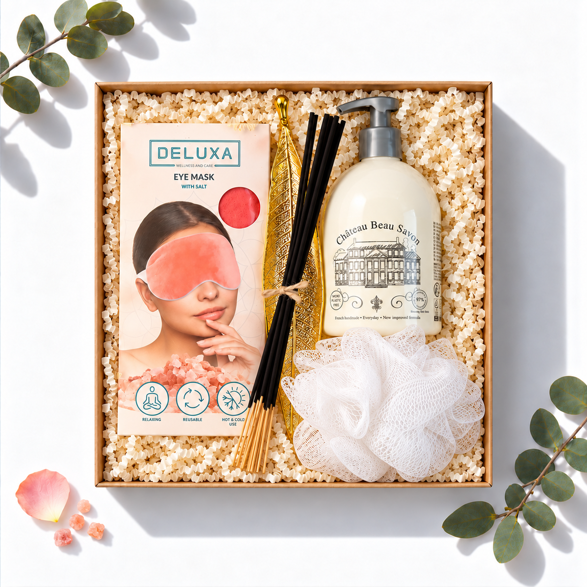 Geschenkbox Wellness Moment mit Augenmaske, Handseife, Duschschwamm und Räucherstäbchen, Wellness-Geschenk von oben