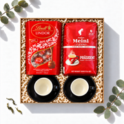 Geschenkbox Wiener Kaffeehaus mit Julius Meinl Präsident Kaffee, Lindt Lindor Kugeln und zwei Espressotassen, Ansicht von oben