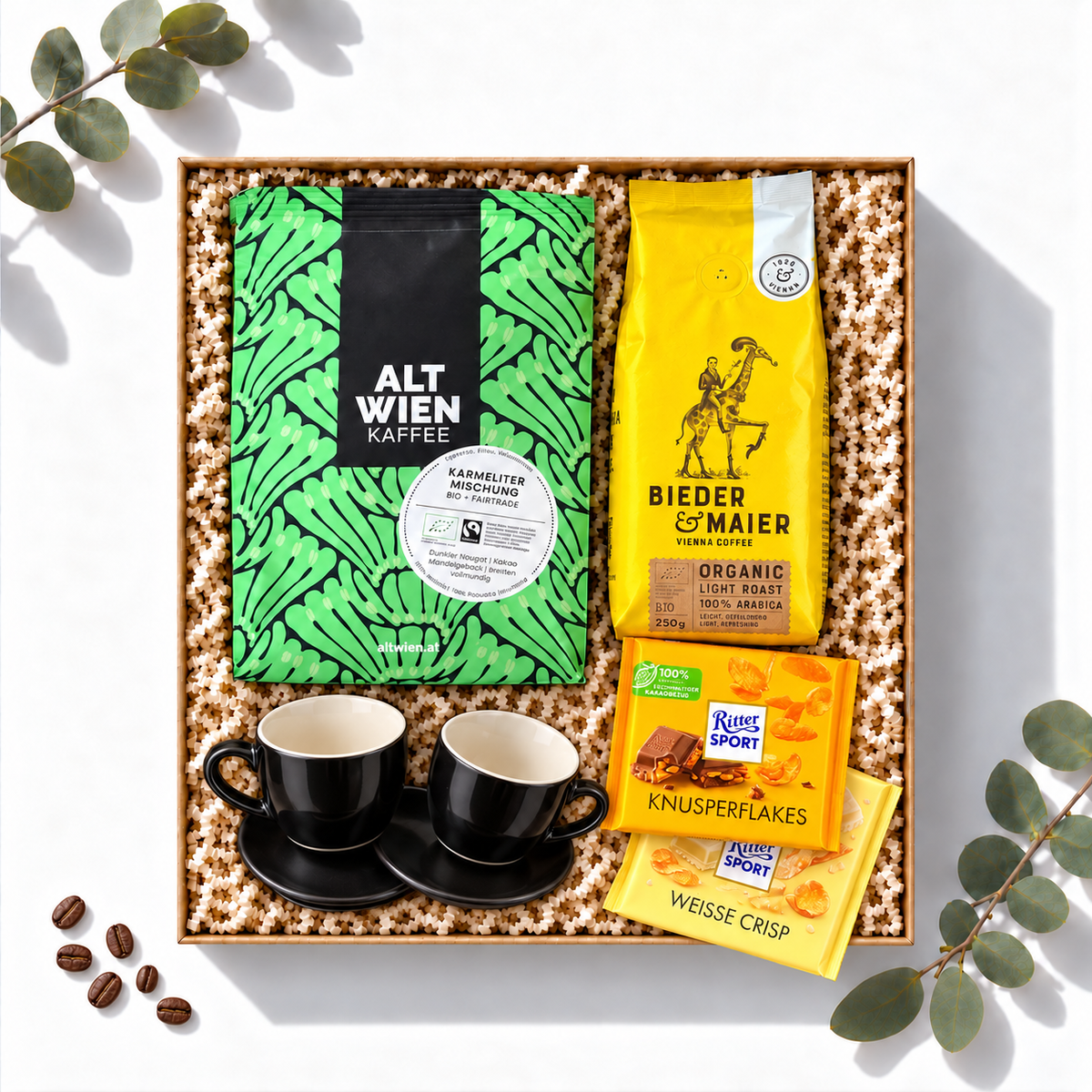 Geschenkbox Wiener Kaffeekunst mit Alt Wien Bio-Kaffee, Bieder & Maier Kaffee, Ritter Sport und zwei Espressotassen, Ansicht von oben