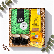 Geschenkbox Wiener Kaffeekunst mit Alt Wien Bio-Kaffee, Bieder & Maier Kaffee, Ritter Sport und zwei Espressotassen, Ansicht von oben