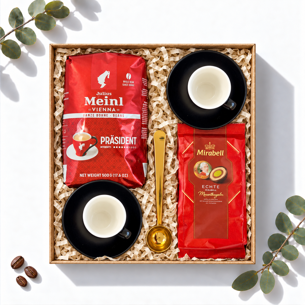 Geschenkbox Wiener Tradition mit Julius Meinl Präsident Kaffee, Mirabell Mozartkugeln und zwei Espressotassen, Ansicht von oben